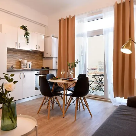 Cozy 1br Escape - With Charming Balcony Near Universitate דירה