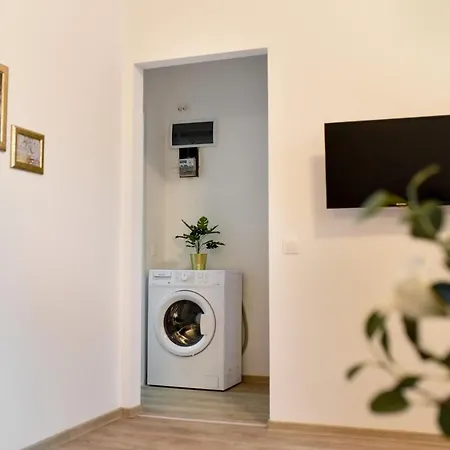 Cozy 1br Escape - With Charming Balcony Near Universitate דירה *