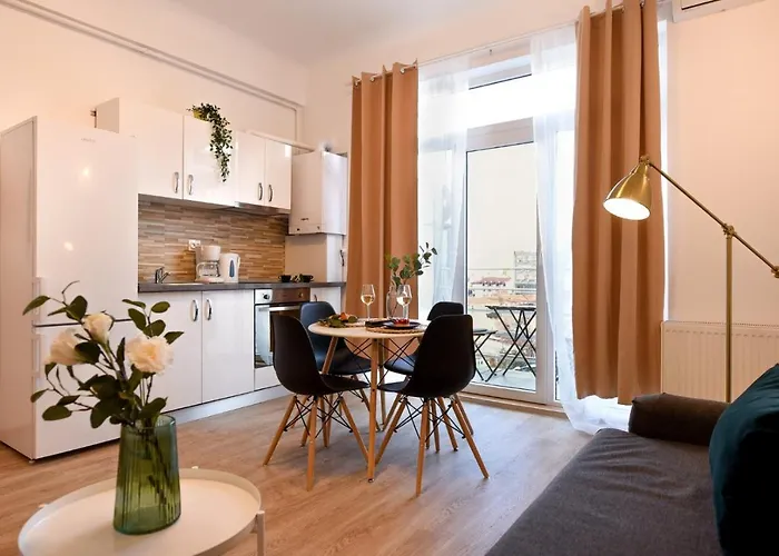 Cozy 1br Escape - With Charming Balcony Near Universitate דירה