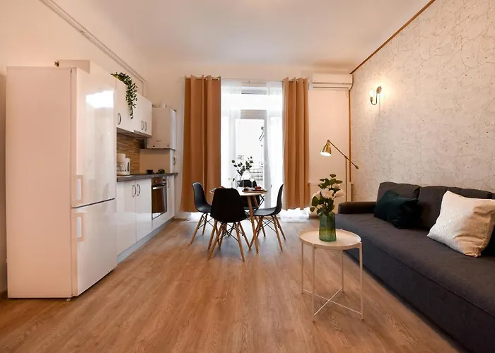 Cozy 1br Escape - With Charming Balcony Near Universitate דירה *