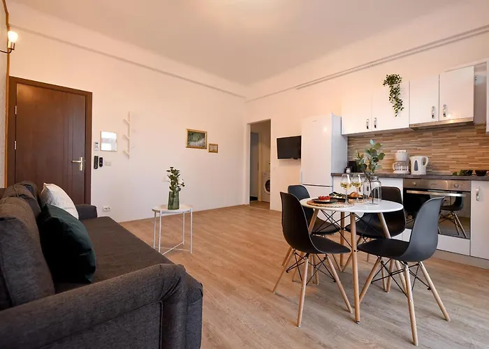 Cozy 1br Escape - With Charming Balcony Near Universitate דירה