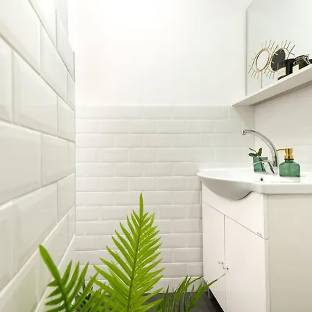 Cozy 1br Escape - With Charming Balcony Near Universitate Apartment Bucharest