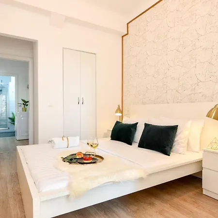 Apartment Cozy 1br Escape - With Charming Balcony Near Universitate Bucharest