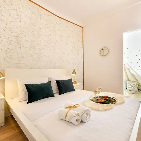 Cozy 1br Escape - With Charming Balcony Near Universitate Apartment Bucharest