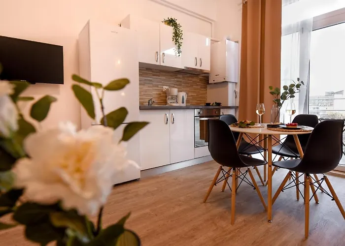 Cozy 1br Escape - With Charming Balcony Near Universitate