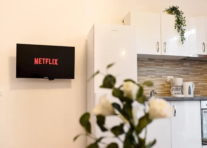 Daire Cozy 1br Escape - With Charming Balcony Near Universitate Bükreş