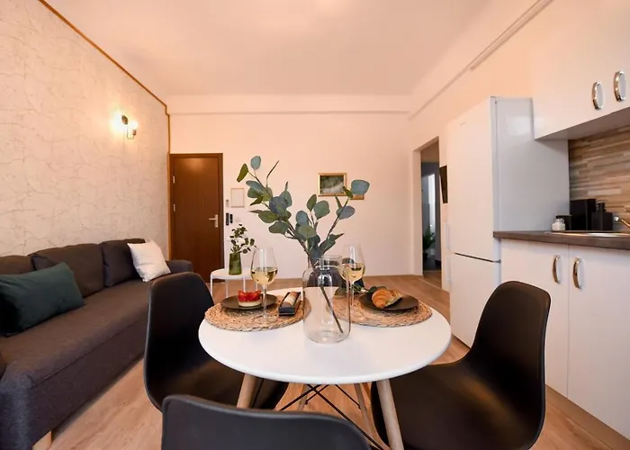 Cozy 1br Escape - With Charming Balcony Near Universitate