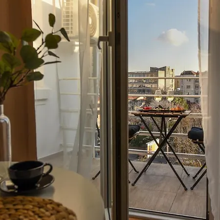 Daire Cozy 1br Escape - With Charming Balcony Near Universitate