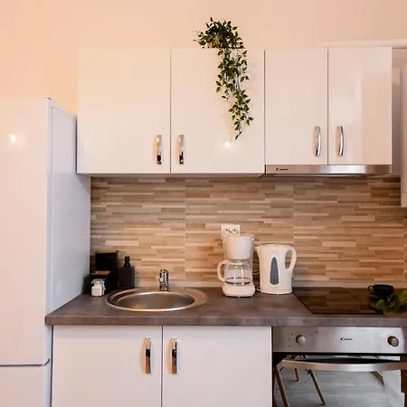 Cozy 1br Escape - With Charming Balcony Near Universitate דירה *