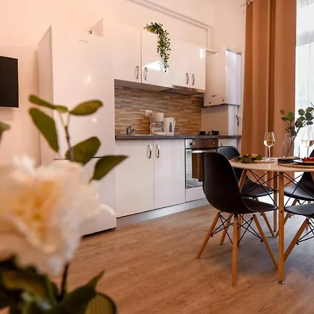 Cozy 1br Escape - With Charming Balcony Near Universitate