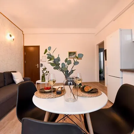 Cozy 1br Escape - With Charming Balcony Near Universitate